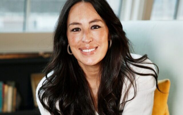 Joanna Gaines Biography: Age, Net Worth, Book, Husband, Siblings, Cooking Show, House, Furniture