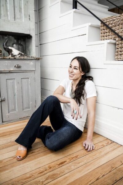 Joanna Gaines Biography, Wikipedia, Age, Net Worth, Book, Husband, Siblings, Cooking Show, House, Furniture