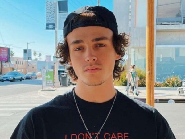 Jonah Marais Bio, Songs, Age, Net Worth, Height, Girlfriend, Full Name, Twitter, Birthday, Wiki