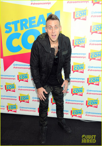 Roman Atwood Bio, Age, House, Net Worth, Mom, Baby, Wife, Twitter, Wiki, New House, Height