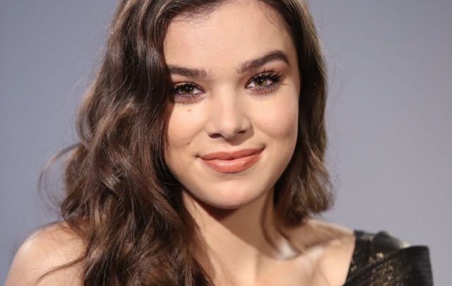Hailee Steinfeld Biography: Age, Songs, Net Worth, Movies, Awards, Father, Instagram, Boyfriend, Height