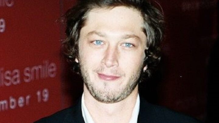 Ebon Moss-Bachrach Biography: IMDb, Net Worth, Wiki, Age, Instagram, Height, Look Alike, TV Shows, Girlfriend, Wife