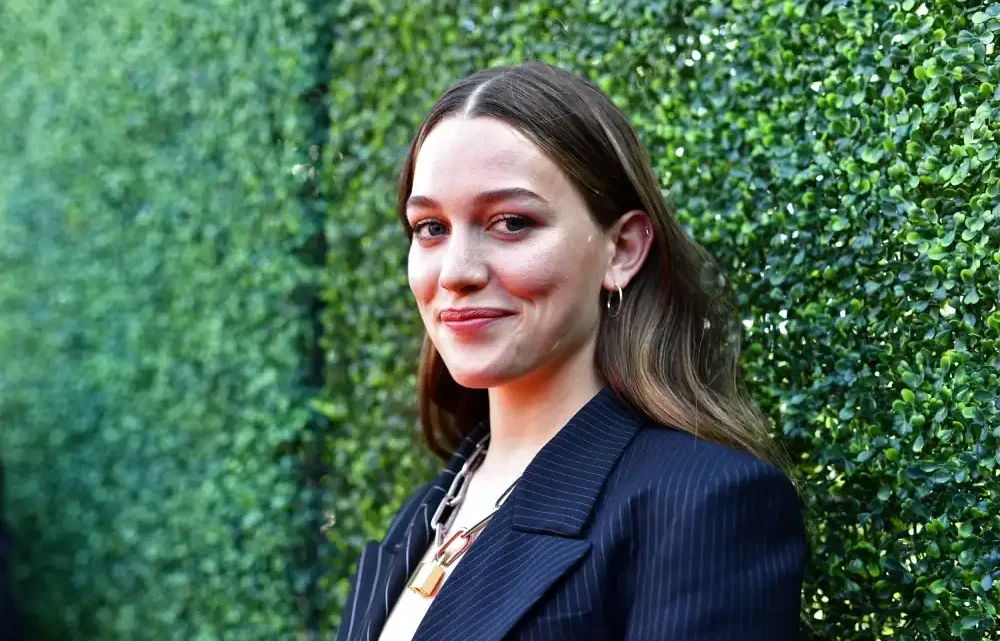 Victoria Pedretti Biography: Husband, Age, Net Worth, Instagram, Movies, TV Shows, Height, Eyes, Wiki, Partner, Boyfriend Victoria Pedretti Biography: Husband, Age, Net Worth, Instagram, Movies, TV Shows, Height, Eyes, Wiki, Partner, Boyfriend