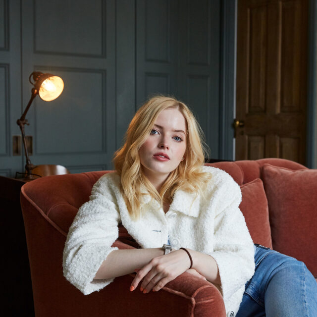 Ellie Bamber Biography, Husband, Movies, Net Worth, TV Shows, Age, Instagram, Parents, Boyfriend, IMDb, Wikipedia