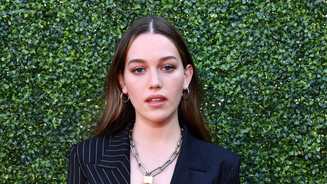 Victoria Pedretti Biography: Husband, Age, Net Worth, Instagram, Movies, TV Shows, Height, Eyes, Wiki, Partner, Boyfriend Victoria Pedretti Biography: Husband, Age, Net Worth, Instagram, Movies, TV Shows, Height, Eyes, Wiki, Partner, Boyfriend