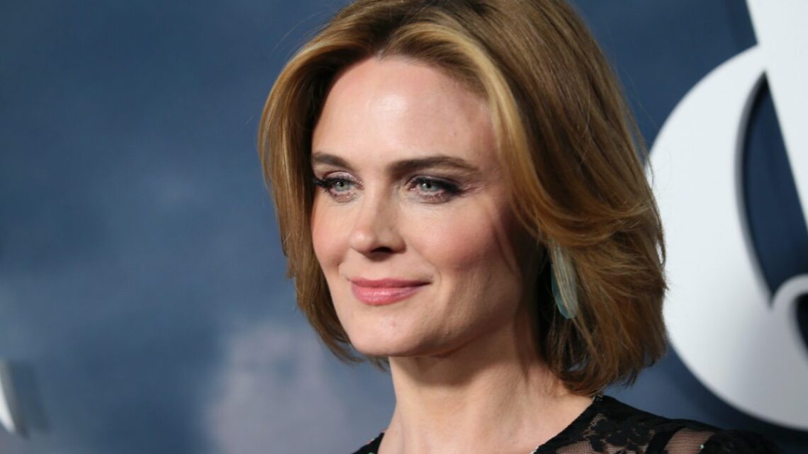 Emily Deschanel Biography: Husband, Net Worth, Age, Wikipedia, Movies & TV Shows, Height, Sister, Instagram, Today Emily Deschanel Biography: Husband, Net Worth, Age, Wikipedia, Movies & TV Shows, Height, Sister, Instagram, Today