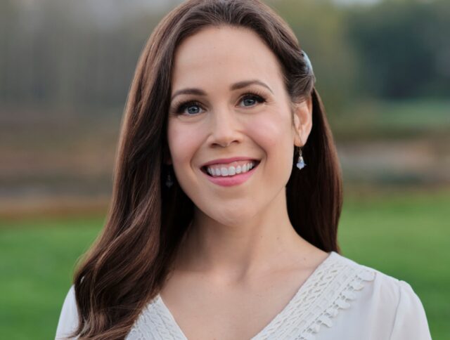 Erin Krakow Biography, Mother, Age, Height, Net Worth, Boyfriend Dating, Movies, Married Husband, Twitter, Wiki, Instagram, Baby