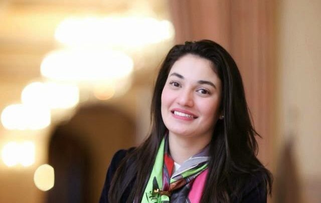 Muniba Mazari Biography: Husband, Age, Quotes, Son, Net Worth, Speech, Wedding Pics, Videos, Life Story, Achievements, Paintings, Wikipedia