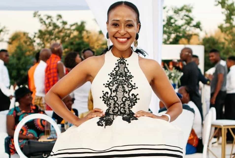 Zandile Msutwana Biography: Husband, Age, The Queen, Net Worth, Baby, Tattoo, Body, Partner, Illness, Wikipedia, Loyiso, Photos, Boyfriend Zandile Msutwana Biography: Husband, Age, The Queen, Net Worth, Baby, Tattoo, Body, Partner, Illness, Wikipedia, Loyiso, Photos, Boyfriend