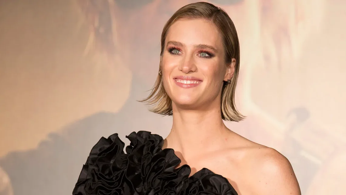 Mackenzie Davis Biography: Boyfriend, Height, Age, Net Worth, Husband, Parents, Wedding, Instagram, IMDb, Twitter, Wikipedia Mackenzie Davis Biography: Boyfriend, Height, Age, Net Worth, Husband, Parents, Wedding, Instagram, IMDb, Twitter, Wikipedia