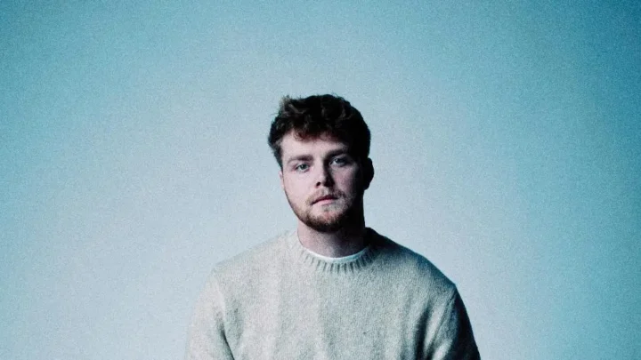 Alex Warren Biography: Age, Parents, TikTok, Net Worth, Girlfriend, Parents, Height, LinkedIn, YouTube, Wikipedia, Instagram, Twitter, Merch