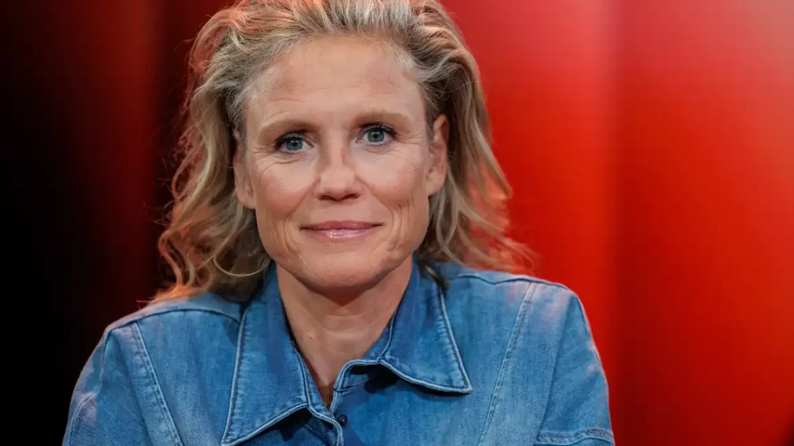 Sophie Hilbrand Biography: Net Worth, Husband, Age, Instagram, Boyfriend, Interview, Twitter, Wikipedia, Height, Partner, Children