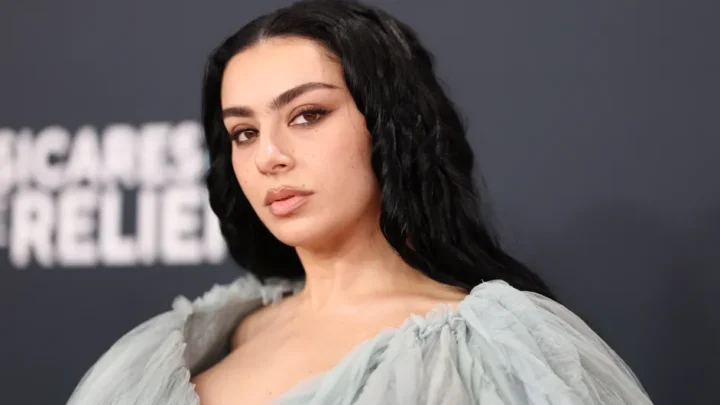 Charli XCX Biography: Boyfriend, Songs, Age, Height, Net Worth, Instagram, Website, Clothes, Albums, Parents, Tour, Wikipedia, Merch