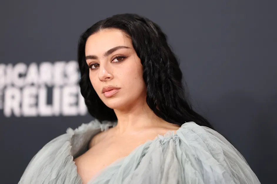 Charli XCX Biography: Boyfriend, Songs, Age, Height, Net Worth, Instagram, Website, Clothes, Albums, Parents, Tour, Wikipedia, Merch