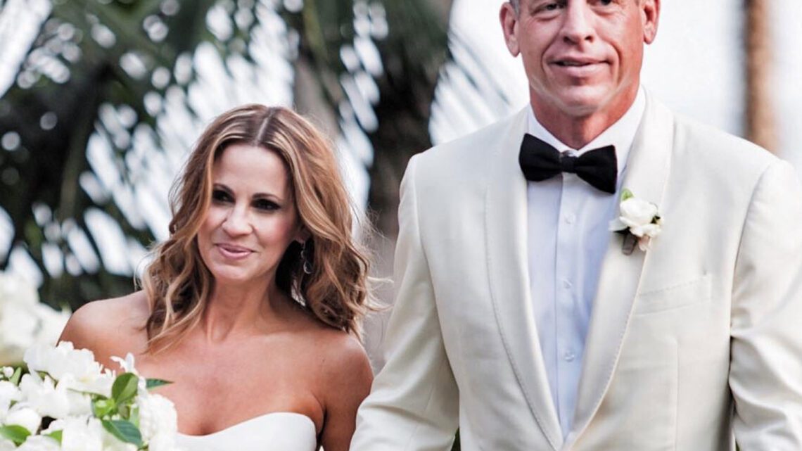 Troy Aikman Biography: Net Worth, Stats, Age, Son, Daughters, Wife, Salary, Hand Size, Wikipedia, Young, ESPN, Rookie Card Troy Aikman Biography: Net Worth, Stats, Age, Son, Daughters, Wife, Salary, Hand Size, Wikipedia, Young, ESPN, Rookie Card