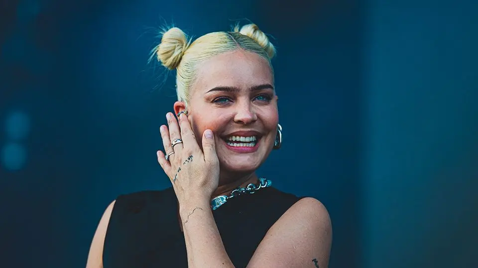 Anne-Marie Biography: Songs, Husband, Age, Height, Net Worth, YouTube, Boyfriend, Wikipedia, Albums, Instagram, Lyrics