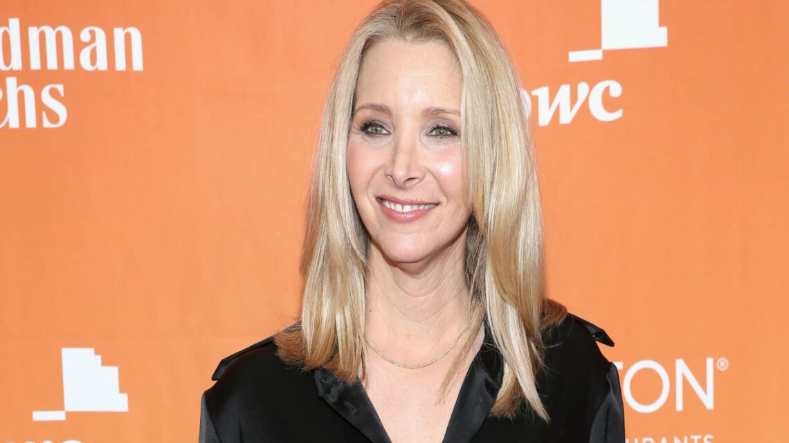Lisa Kudrow Biography: Husband, Net Worth, Height, Age, Movies, TV Shows, Son, Instagram, Siblings, Twin Sister, Friends Lisa Kudrow Biography: Husband, Net Worth, Height, Age, Movies, TV Shows, Son, Instagram, Siblings, Twin Sister, Friends