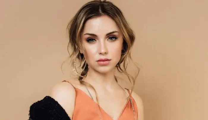 Maddie Orlando Biography: Age, Siblings, Net Worth, Birthday, Boyfriend, Instagram, Height, Clothing Line, YouTube, University, Eye Color