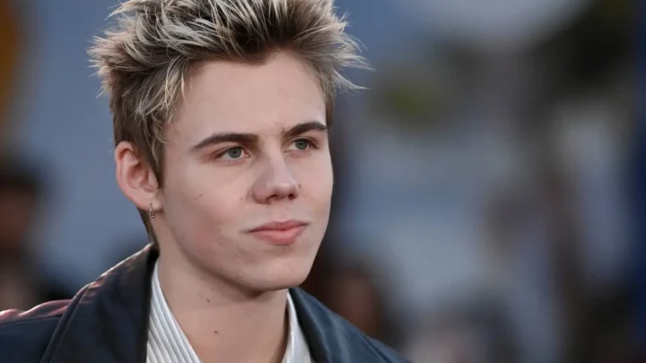 The Kid LAROI Biography: Age, Net Worth, Songs, Girlfriend, Real Name, Instagram, Height, Teeth, Wallpaper, Tour