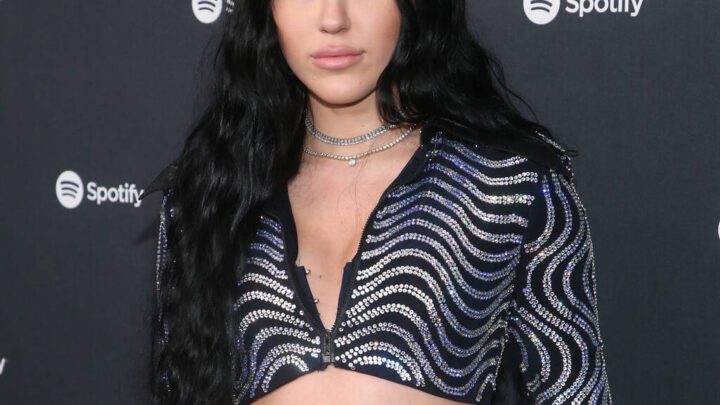 Noah Cyrus Biography: Songs, Net Worth, Siblings, Instagram, Boyfriend, Age, Tour, Videos, Parents, Family