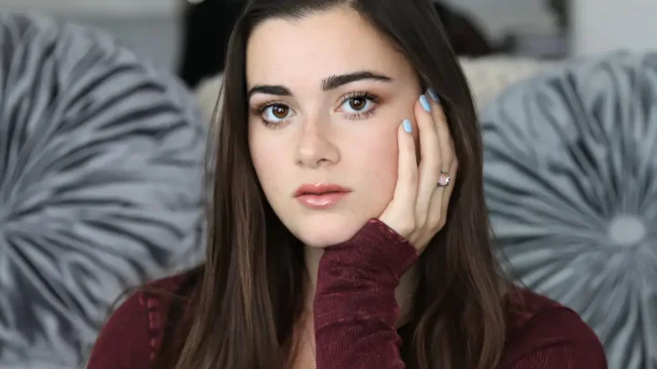 CloeCouture Biography: Age, SNL, Net Worth, Instagram, Boyfriend, TikTok, Music, Height, Parents, Siblings