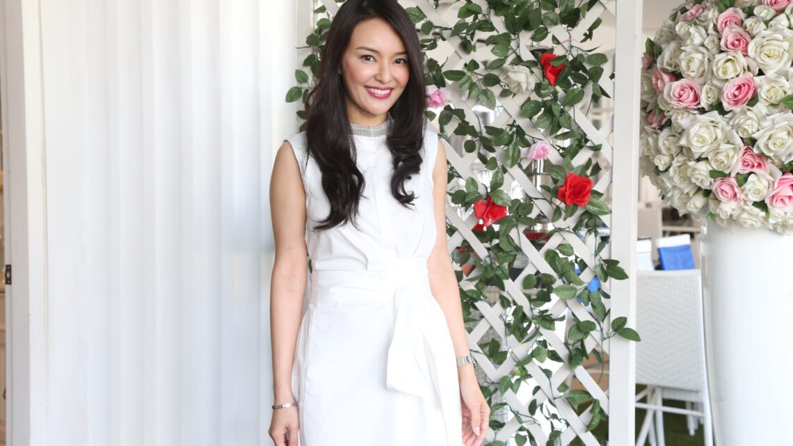 Apple Hong Biography: Age, Husband, Instagram, Net Worth, Wedding Photos, Height, Education Apple Hong Biography: Age, Husband, Instagram, Net Worth, Wedding Photos, Height, Education