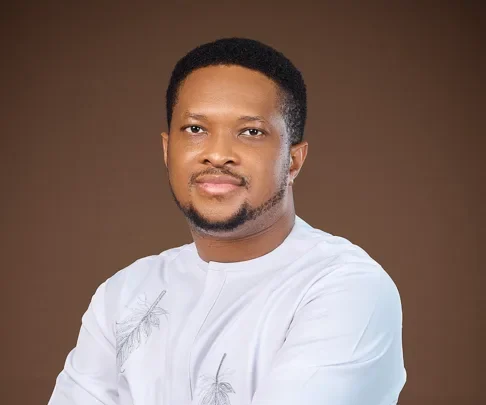 Lawrence Oyor Biography: Songs, Darasimi, Twin, Parents, Wedding, Pictures, Net Worth, Age, Wife, Wikipedia