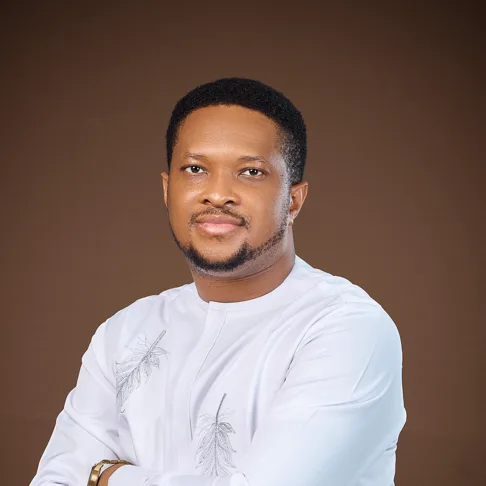 Lawrence Oyor Biography: Songs, Darasimi, Twin, Parents, Wedding, Pictures, Net Worth, Age, Wife, Wikipedia