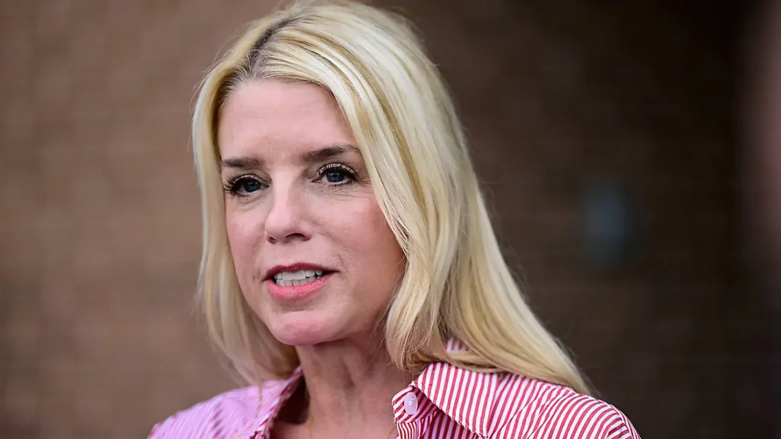 Pam Bondi Biography: Weight Loss, Height, Age, Height, Net Worth, Health, News, Husband, Speech, Instagram, Photos