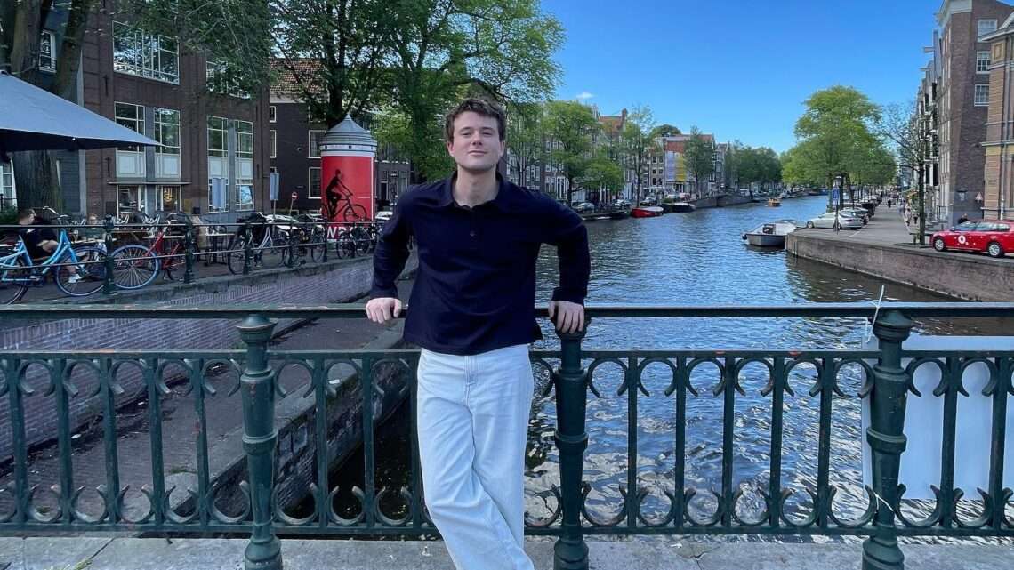 Alec Benjamin Biography: Girlfriend, Songs, Age, Sister, Net Worth, Albums, Tour, Merch Alec Benjamin Biography: Girlfriend, Songs, Age, Sister, Net Worth, Albums, Tour, Merch