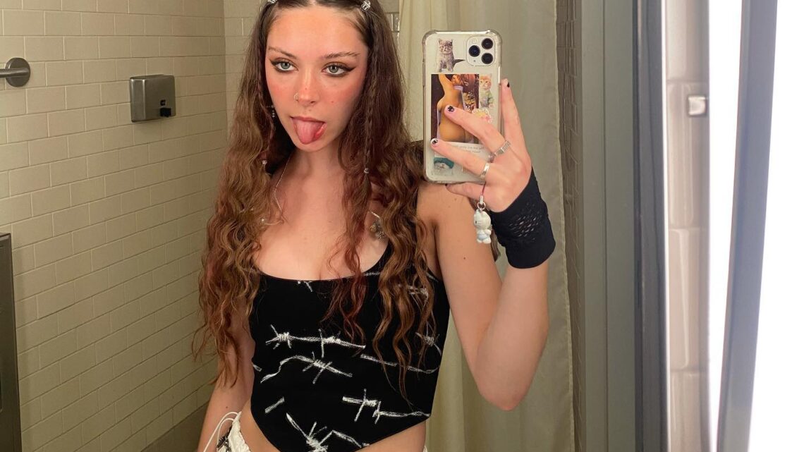 Holly Humberstone Biography: Parents, Net Worth, Songs, Age, Partner, Albums, Boyfriend, Sister, Height Holly Humberstone Biography: Parents, Net Worth, Songs, Age, Partner, Albums, Boyfriend, Sister, Height