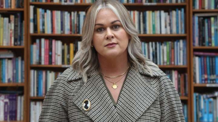 Elaine Feeney Biography: Husband, Books, Age, Poems, Net Worth, How to Build a Boat Review