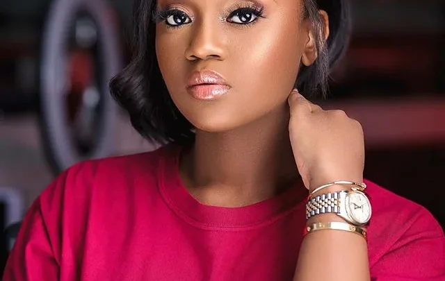 Chioma Avril Rowland Biography: Age, Net Worth, Husband, Davido, Baby, Father, Mother, Pictures, Wikipedia
