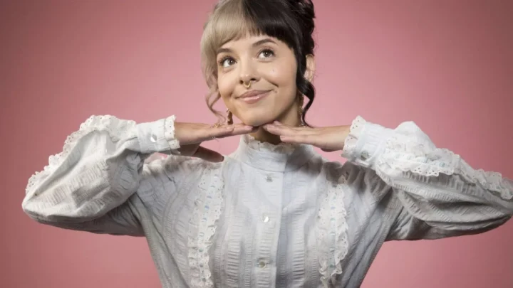 Melanie Martinez Biography: Net Worth, Songs, Boyfriend, Age, Instagram, Height, Parents, Son