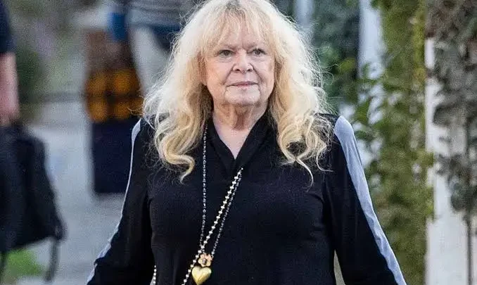 Sally Struthers Biography: Age, Children, Parents, Husband, Awards, Movies, Net Worth