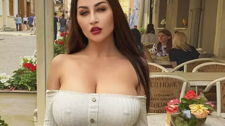 Louisa Khovanski Biography: Boyfriend, Age, Net Worth, OnlyFans, Instagram, Parents, Wikipedia, Family