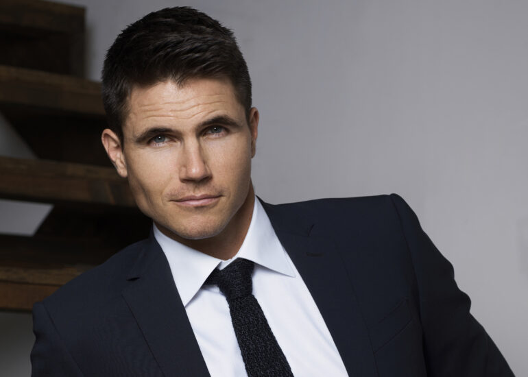 Robbie Amell Biography: Net Worth, Age, Movies, Wife, Instagram, TV Shows, Parents, Height, Girlfriend