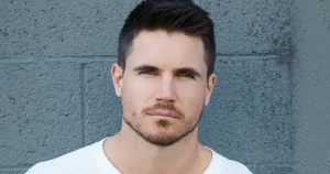 Robbie Amell Biography: Net Worth, Age, Movies, Wife, Instagram, TV Shows, Parents, Height, Girlfriend