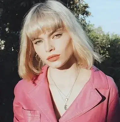 Winona Oak Biography: Net Worth, Boyfriend, Height, Age, Parents, Songs, Albums