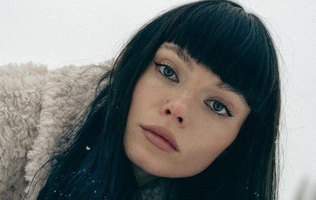 Winona Oak Biography: Net Worth, Boyfriend, Height, Age, Parents, Songs, Albums