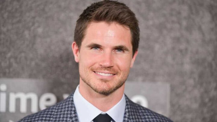 Robbie Amell Biography: Net Worth, Age, Movies, Wife, Instagram, TV Shows, Parents, Height, Girlfriend