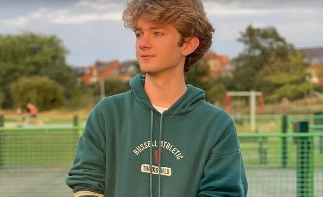 Tommyinnit Biography: Net Worth, Height, Age, Girlfriends, YouTube, Parents, Wikipedia, Instagram