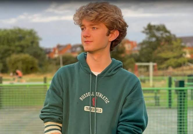 Tommyinnit Biography: Net Worth, Height, Age, Girlfriends, YouTube, Parents, Wikipedia, Instagram