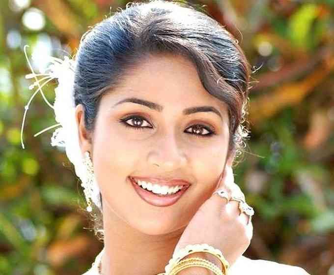 Navya Nair Biography: Husband, Net Worth, Age, Child, Parents, Wikipedia, Movies
