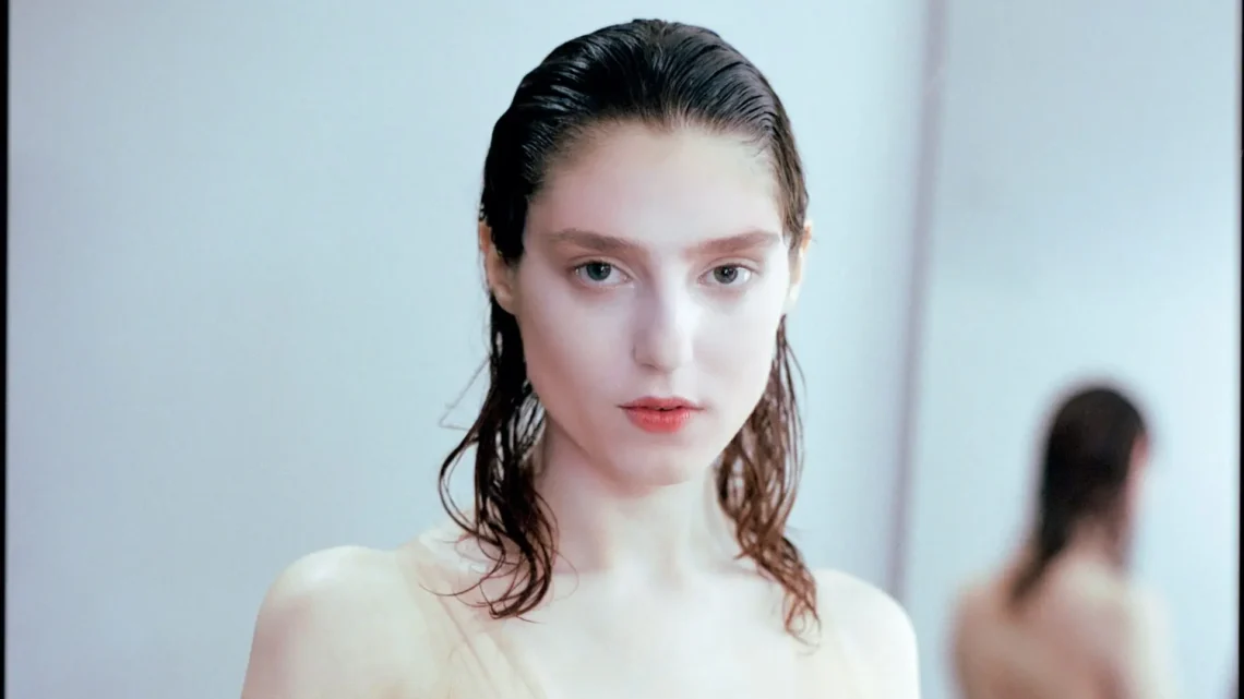 Birdy Biography: Age, Height, Partner, Net Worth, Songs, Instagram, Parents, Siblings