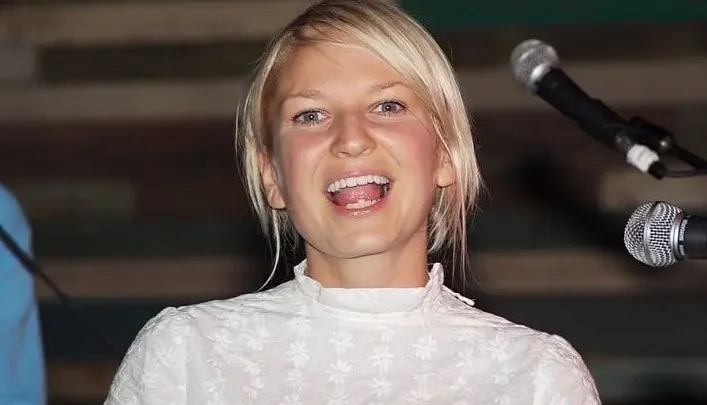 SIA Biography: Real Name, Songs, Age, Net Worth, Instagram, Spouse, Height, Awards