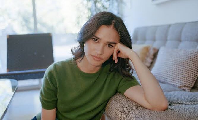 Emma Pasarow Biography: Age, Net Worth, Parents, Siblings, Height, Instagram, Spouse, Movies, Wiki