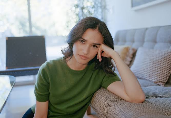 Emma Pasarow Biography: Age, Net Worth, Parents, Siblings, Height, Instagram, Spouse, Movies, Wiki