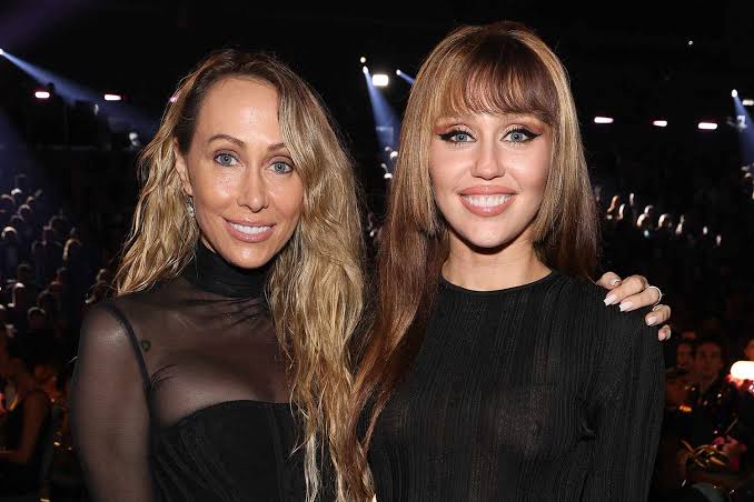 Miley Cyrus’ mother, Tish Cyrus Biography: Children, Age, Net Worth, Husband, Height, Movies