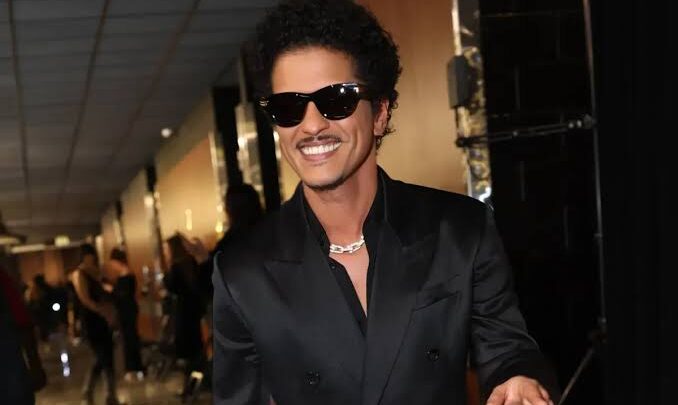Bruno Mars Biography: Age, Songs, Height, Net Worth, Parents, Wikipedia, Instagram, Spouse